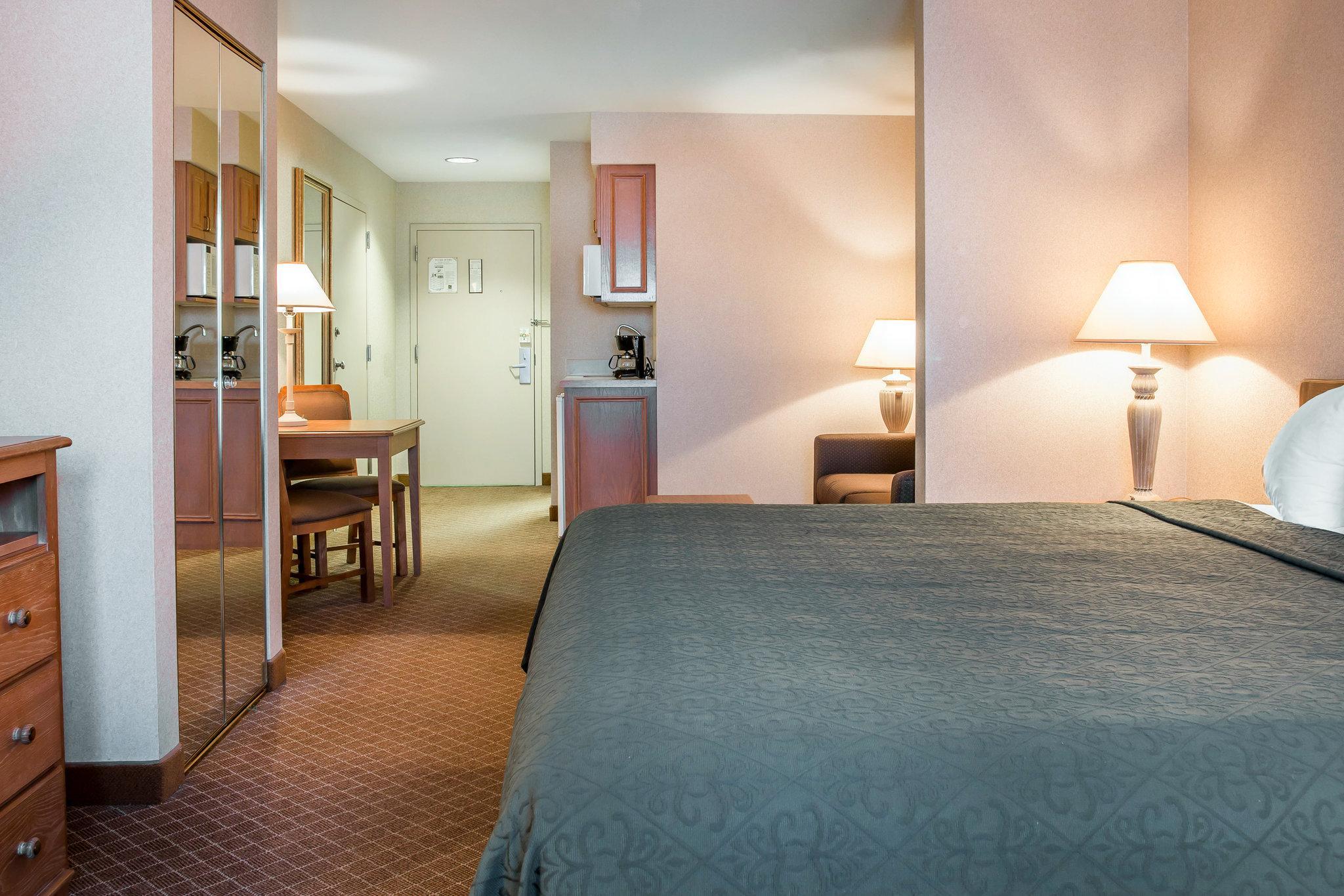 Quality Inn & Suites Monroe Exterior photo